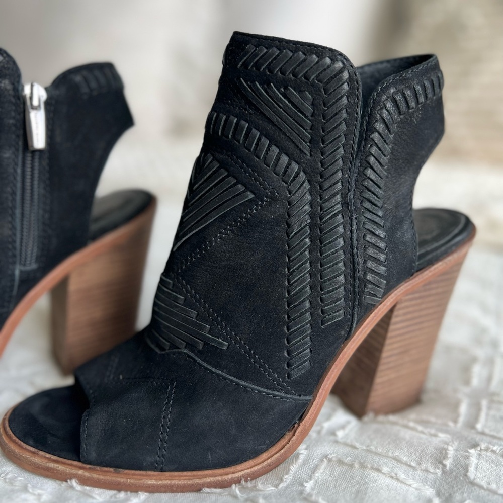 Vince Camuto Karinta leather block heel peep toe bootie
